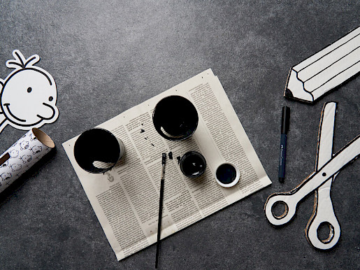Schritt 7: Die Pappbecher schwarz anmalen