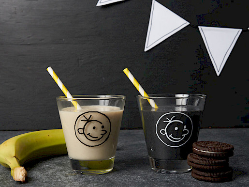 Schritt 6: Fertig ist der Bananenshake in weiß und schwarz