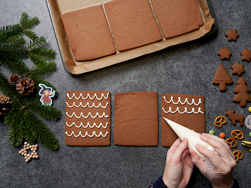 Schritt 11: Mit dem Zuckerguss die Dachplatten verzieren