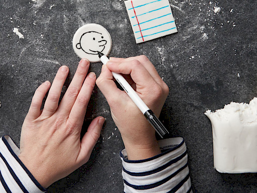 Schritt 7: Auf das Fondant dann mit den Stiften aus Lebensmittelfarben malen