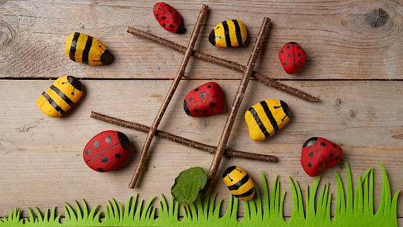 Tic-Tac-Toe Spiel aus Steinen basteln