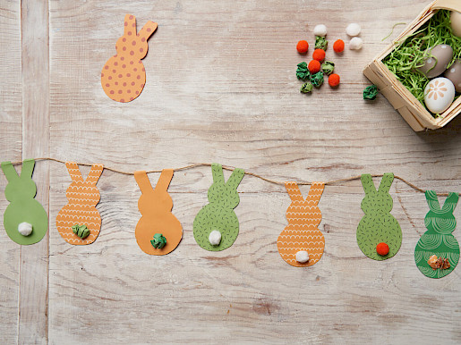 Schritt 9: Puschel aufkleben und fertig ist die Ostergirlande