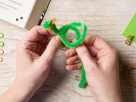 Schritt 6: Knoten in den Pfeifenputzer machen