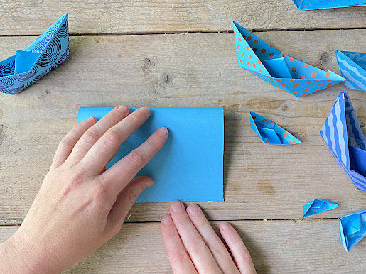 Schritt 2: Papier mittig falten