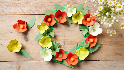 Blumenkranz aus Eierkartons