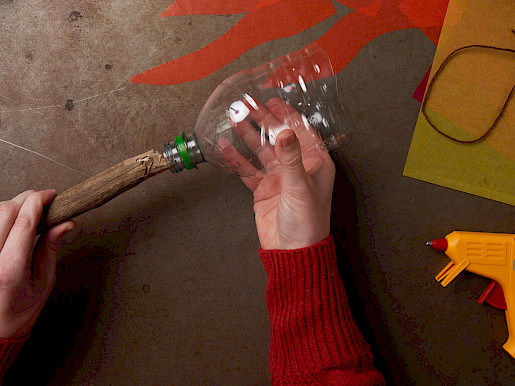 Schritt 2: Flasche am Stock festkleben