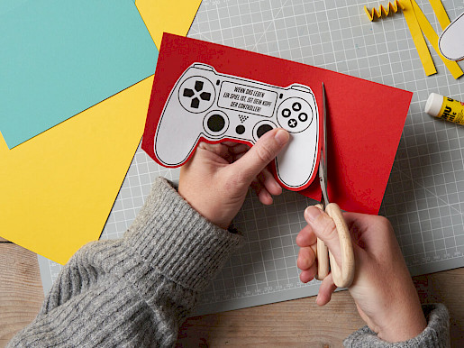 Schritt 2: Controller auf Karton kleben und ausschneiden