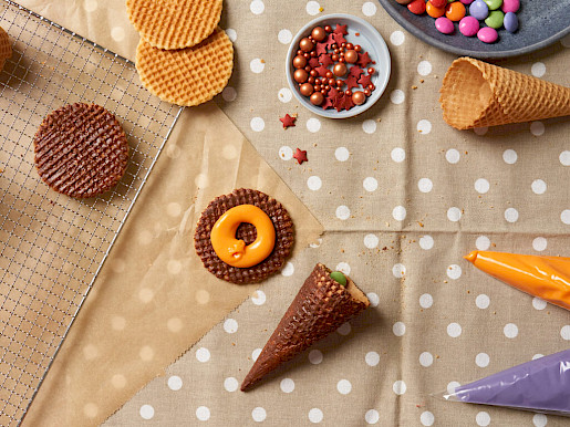 Schritt 6: Zuckerguss-Ring auf die Waffel spritzen