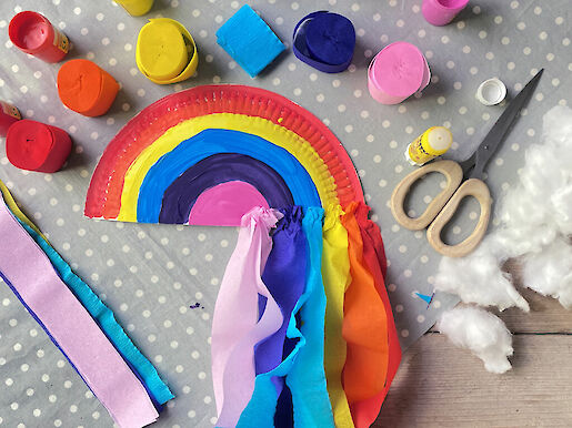 Schritt 4: Kreppbänder an den Regenbogen kleben