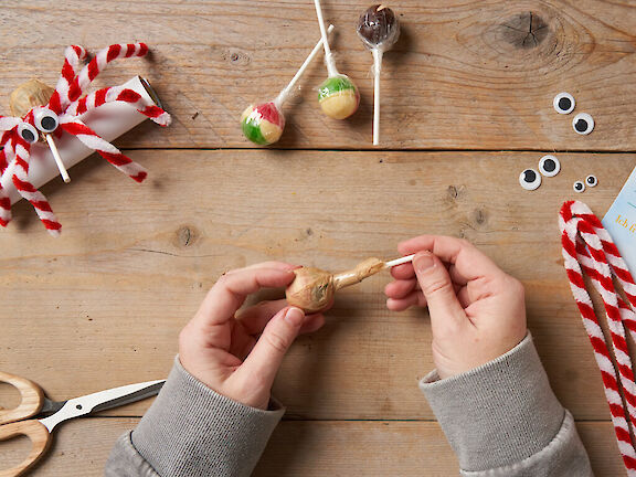 Schritt 1: Den Lolli in Backpapier wickeln