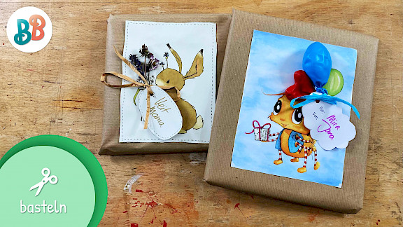 Geschenk einpacken mit echten Blumen