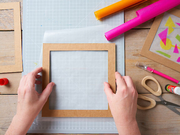 Schritt 2: Einen Rahmen auf das Transparentpapier kleben