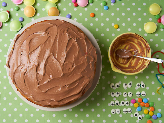 Schritt 6: Schoko-Topping auf dem Kuchen verteilen