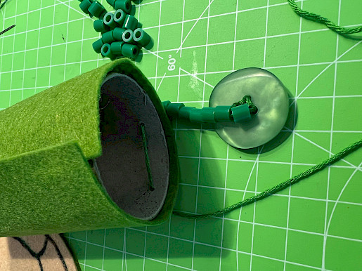 Schritt 4: Beine an Körper befestigen