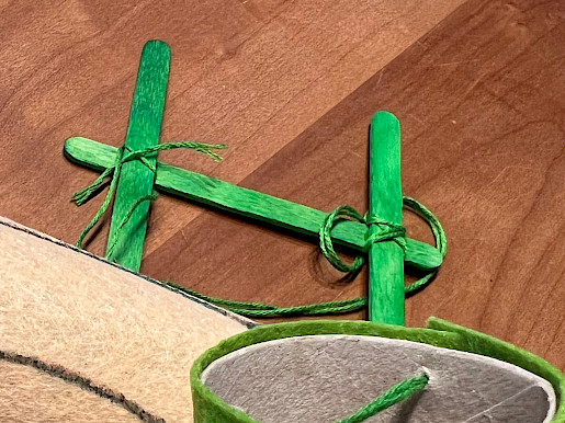 Schritt 12: Fäden an Holzkreuz knoten