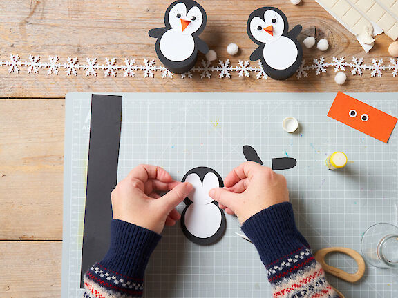 Schritt 7: Pinguin-Kreise aufkleben