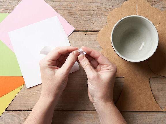 Schritt 7: Papier in Streife reißen und knüddeln