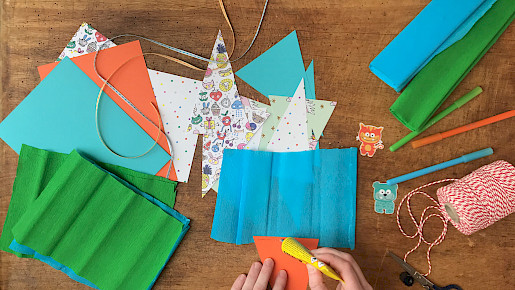 Schritt 4: Krepp an den Schultüten festkleben