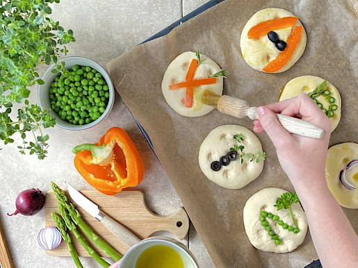Schritt 6: Focaccia mit Öl einstreichen
