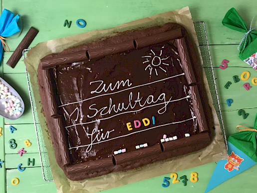 Leckerer Schokokuchen in Schultafel-Optik