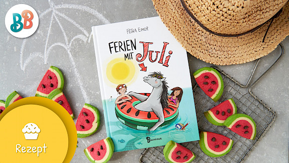 Melonenkekse auf dem Tisch mit Buch und Strohhut