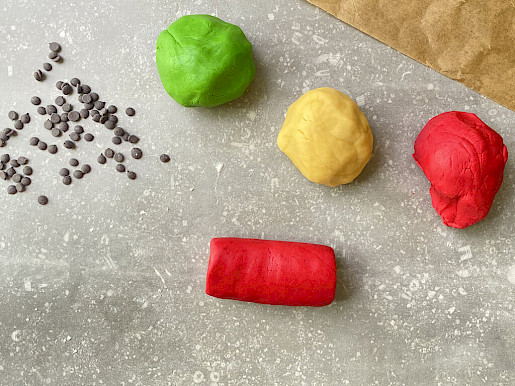 Schritt 5: Roten Teig zur Wurst rollen
