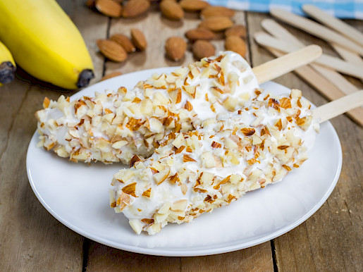Gefrorene Joghurt-Bananen im Sommer