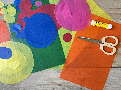 Schritt 1: Aus dem Transparentpapier unterschiedliche Kreise ausschneiden
