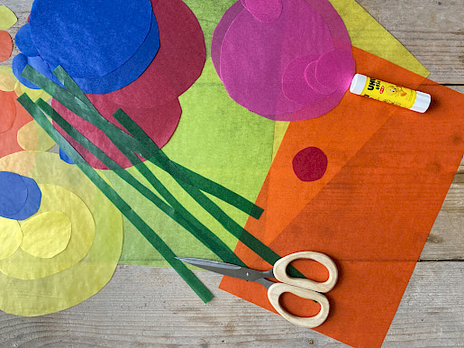 Schritt 2: Aus grünem Transparentpapier Blumenstängel schneiden
