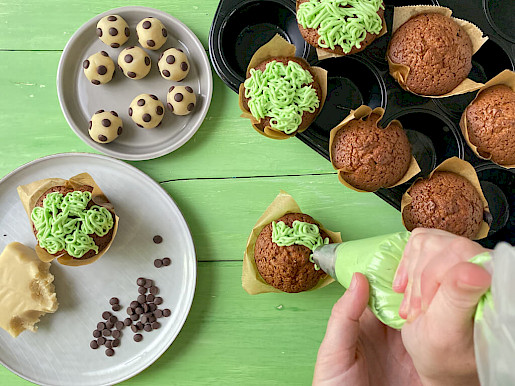 Schritt 6: Topping auf die Fußball-Muffins spritzen