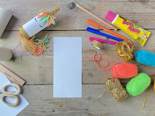 Schritt 1: Papier zum Umkleben der Klopapierrolle zuschneiden.