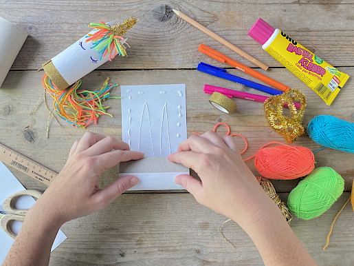 Schritt 2: Papprolle mit weißem Papier umkleben