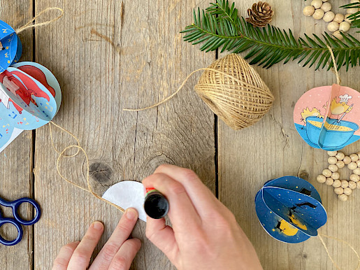 Schritt 6: Weihnachtskugel zusammenkleben